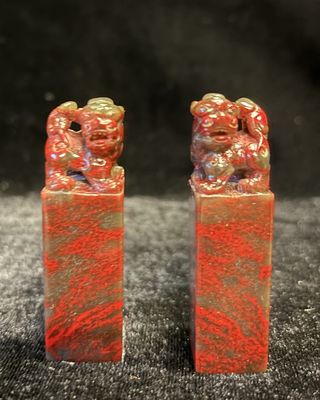 母子狮钮方章 （鸡血石）